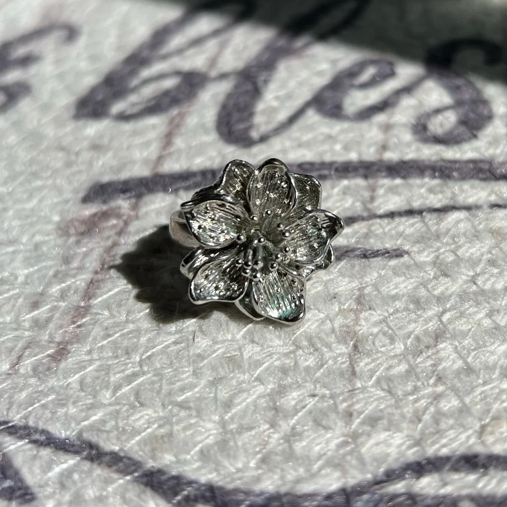 Flower ring - Size 8 - Picture 2 of 4